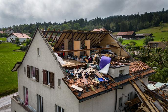 Švica | V neurju so bili uničeni avtomobili, odneslo je več streh, izruvana so bila številna drevesa, motene so bile železniške povezave. | Foto Profimedia