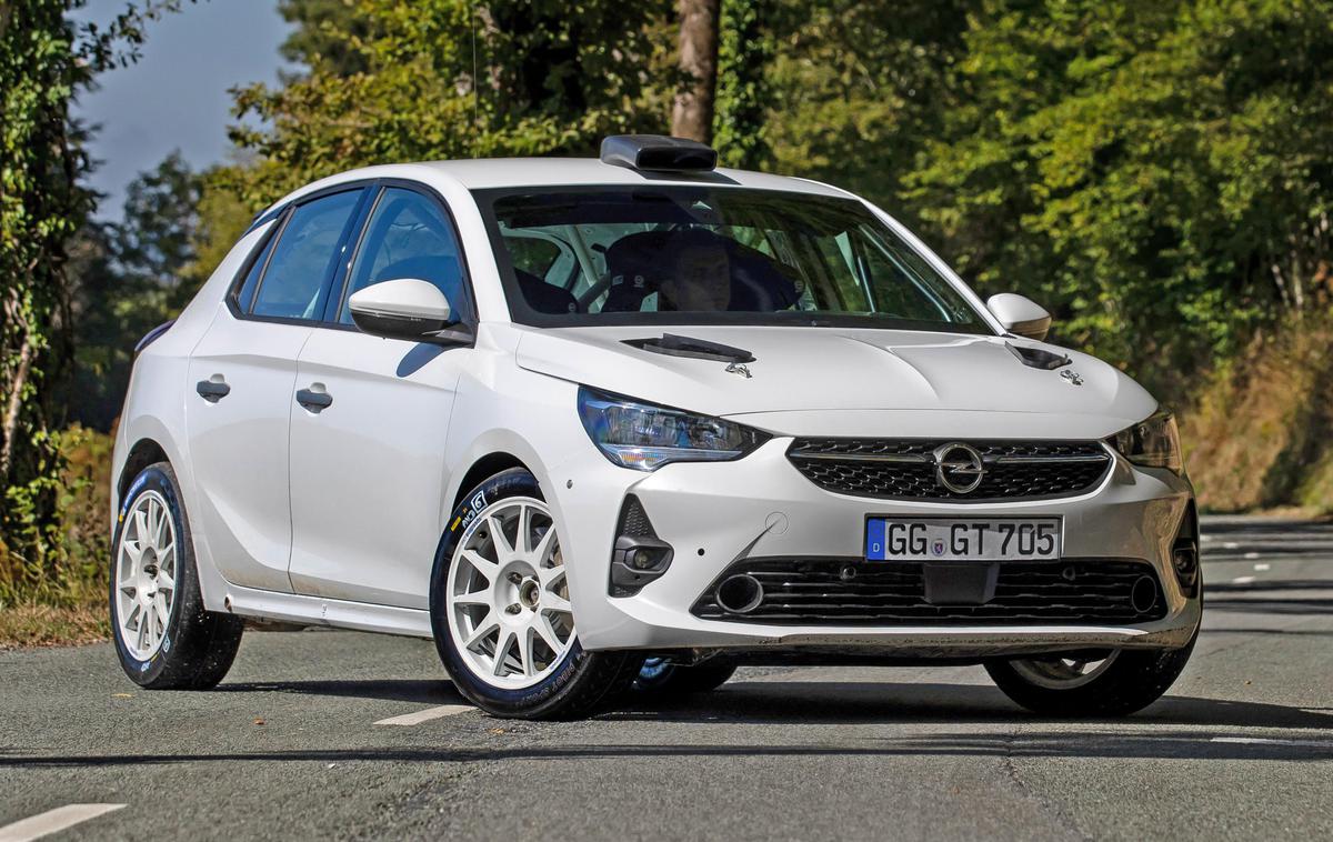 Opel corsa Rally4 | Opel corsa rally4 je dolga dobre štiri metre, masa pa znaša komaj 1.080 kilogramov (po pravilih Rally4). Moč trivaljnega turbomotorja znaša 208 "konjev", še pomembnejših je 290 njutonmetrov navora.  | Foto Opel