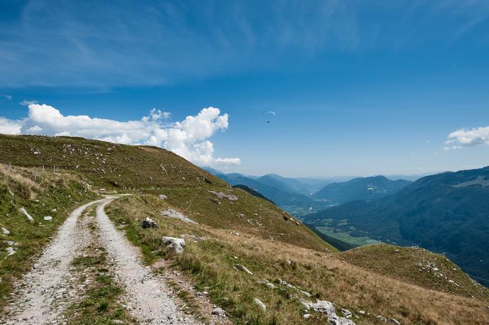 Kobariški Stol, gora | Pri vožnji po klancu navzgor je kolesarja na 1.330 metrih nadmorske višine obšla nenadna slabost, zaradi česar se je ustavil in zgrudil po tleh. Naključna kolesarja sta ga začela oživljati, kasneje pa tudi reševalci, vendar je bilo oživljanje neuspešno. | Foto Shutterstock