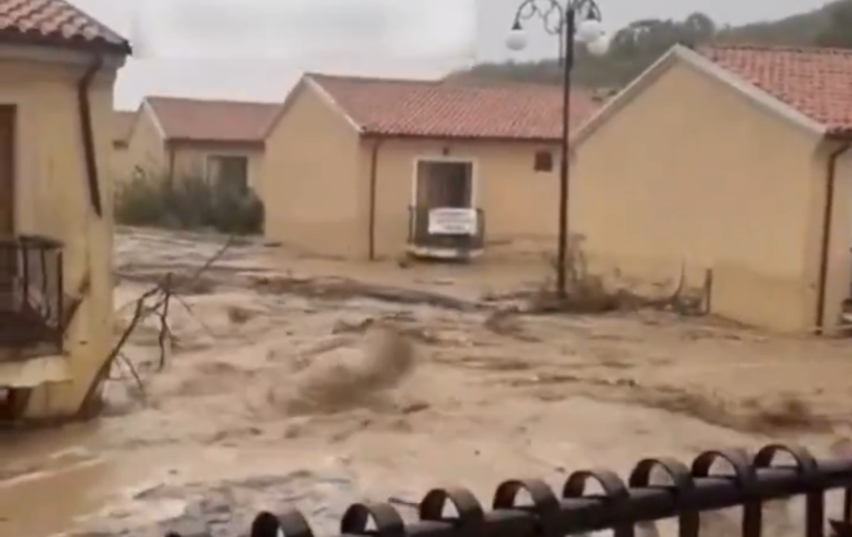 Poplave Bolgarija | Zaradi obilnih nalivov so v več občinah na jugovzhodu in severozahodu Bolgarije razglasili izredne razmere. | Foto X/@Top_Disaster