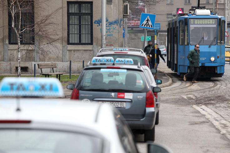 Ker je bila utrujena, se je namesto s tramvajem do bližnje Frankopanske odločila iti s taksijem. "Ko sem na desni strani opazila vrsto avtomobilov, sem se odpravila proti njim in zagledala visokega moškega, ki se je naslonil na avto temne barve, morda temno rjave," je povedala Carol.  | Foto: Pixsell