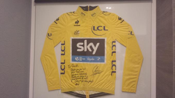 Tam sta na ogled tudi originalna rumena majica Chrisa Frooma, ki jo je podaril svojemu tesnemu prijatelju in maserju pri ekipi Sky, Davidu Rožmanu ...  | Foto: 