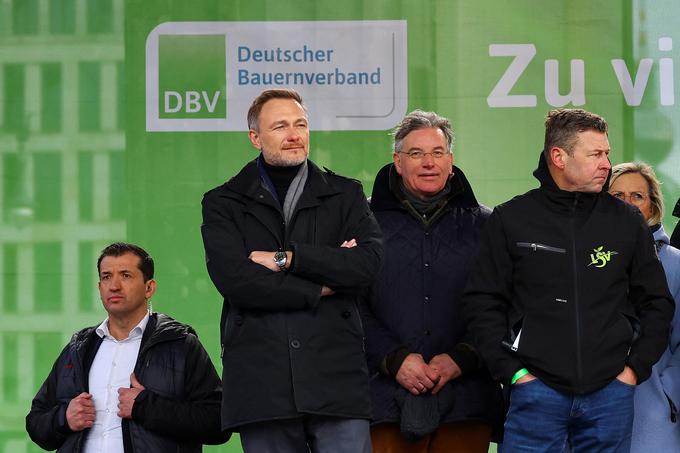 Zbrane kmete je pred Brandenburškimi vrati danes med drugim nagovoril nemški finančni minister Christian Lindner. | Foto: Reuters