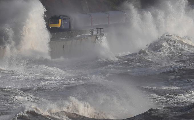 Železniška proga na obali mesta Dawlish najbolj spektakularne prizore ponuja v času velikih zimskih neviht, ki povsem razbesnijo morje in ob obalo trčijo več metrov visoki valovi.  | Foto: Reuters