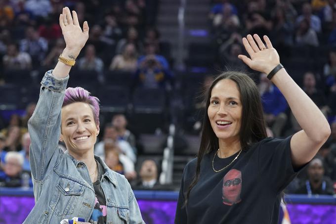 Ameriška nogometašica Megan Rapinoe in košarkarica Sue Bird sta se po štirih letih zveze zaročili. | Foto: Reuters
