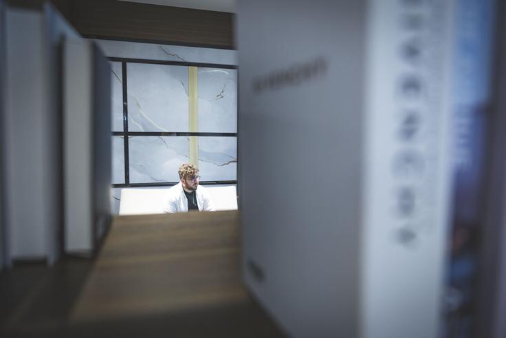 "Navzven manj očiten vidik posledic alkoholizma je finančni. Pogosto gre večina denarja, ki ga družina kar trdo prigara, za alkohol, cigarete ali karkoli drugega. Iz te luknje se je težko izkopati," pojasnjuje sogovornik. | Foto: Ana Kovač