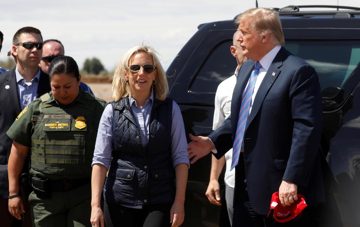 Kirstjen Nielsen (levo) in Donald Trump | Foto Reuters