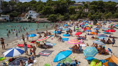 Domačini zasedli znano plažo: "Turisti, pojdite domov! Ubij turista!"