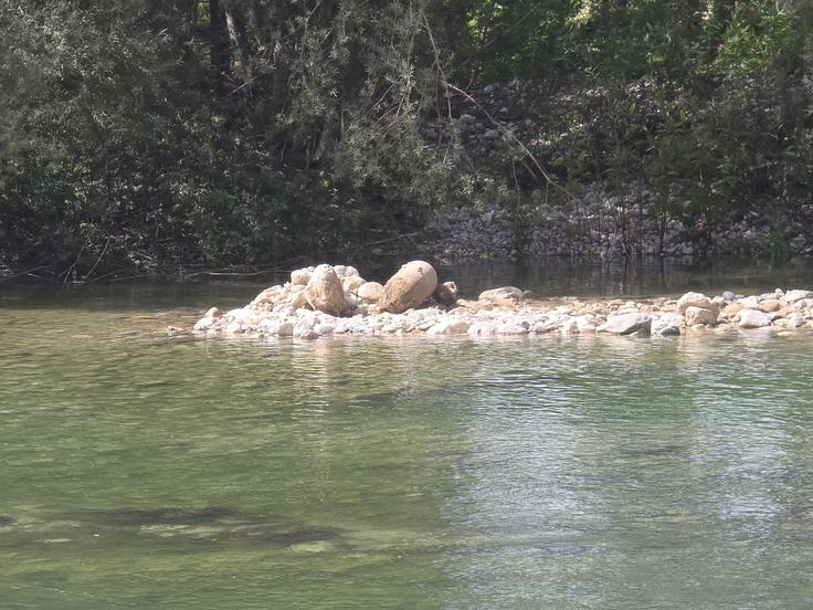 Kraj najdbe sta zavarovala pripadnika Državne enote za varstvo pred neeksplodiranimi ubojnimi sredstvi (NUS) severnoprimorske ter gorenjske in ljubljanske regije. | Foto: Ministrstvo za obrambo RS