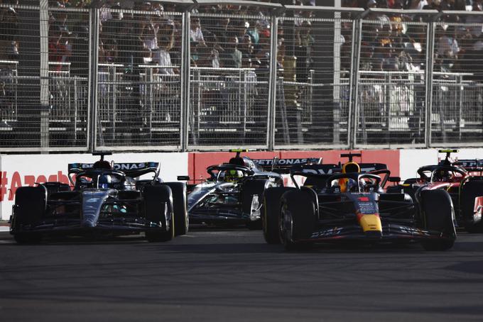 Tesen dvoboj med dirkačema Red Bulla in Mercedesa v prvem krogu šprinta. | Foto: Reuters