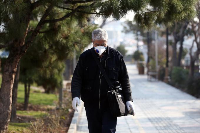 V Iranu, eni najbolj prizadetih držav zaradi koronavirusa zunaj Kitajske, je danes za posledicami covid-19 umrl drugi poslanec, 55-letni Fatemeh Rahbar. V Iranu so v okviru prizadevanj za ustavitev širjenja virusa do začetka aprila zaprli šole in univerze ter prepovedali vse večje kulturne in športne prireditve. | Foto: Reuters
