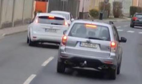 Včeraj v Kamniku: posneli so ga, kako pijan vijuga po cesti #video