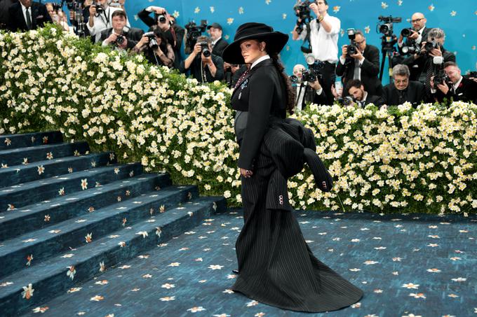 Za najprestižnejši modni dogodek leta si je Rihanna nadela črtasto obleko, s katero je pokazala zaobljen trebušček. | Foto: Reuters