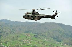 Vojaški helikopter med prevozom zadel vejo