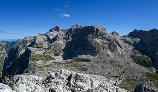 Vzpon na malo obiskan vrh z razgledi od Bovca do Triglava