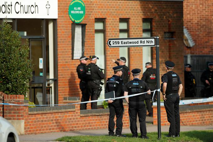 Oborožena policija je vdrla v cerkev in napadalca aretirala. | Foto: Reuters