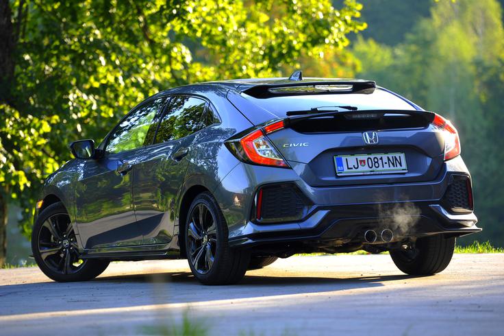 Zadek v opremi sport z dvojno, v center odbijača postavljeno izpušno cevjo poudarja pregovorno športnost civica. Treba je priznati, da je avto zanimiv in veliko bolj drzen od oblikovnega povprečja "golfovega" razreda, kamor spada. | Foto: Jure Gregorčič