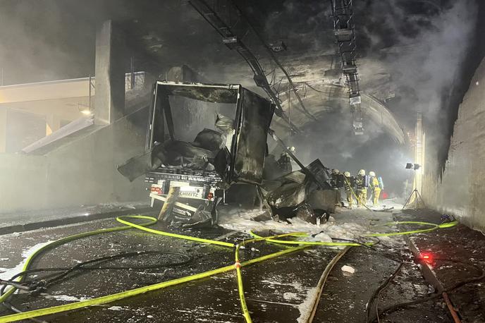posledice nesreče vpredoru | Voznik tovornjaka je uspel vozilo zapustiti še pravočasno, požar, ki se je nato vnel, je močno poškodoval predor. | Foto Asfinag