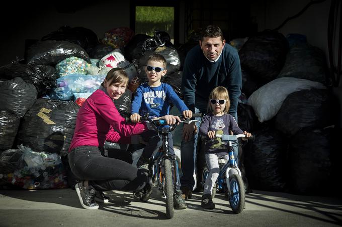 Družina je presenečena nad številom ljudi, ki jim želijo pomagati. | Foto: Ana Kovač