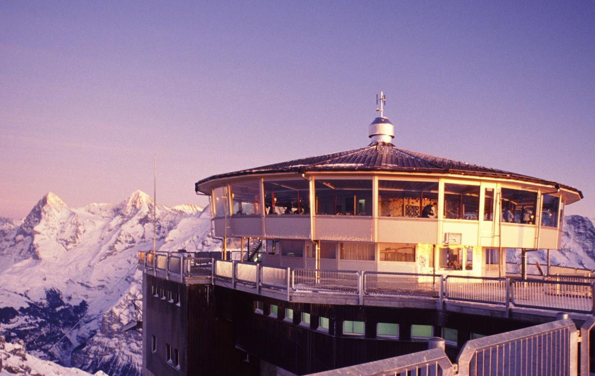 Piz Gloria na gori Schilthorn | Gora Schilthorn v švicarskih Alpah, na kateri je vrteča se restavracija Piz Gloria, znana tudi iz filma o Jamesu Bondu V službi njenega veličanstva iz leta 1969. | Foto Guliverimage