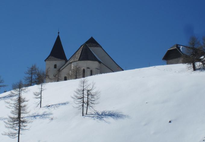 Pod vrhom Uršlje gore stoji najstarejša cerkev v Sloveniji, cerkev sv. Uršule. | Foto: Boris Strmšek in Tamara Leskovar