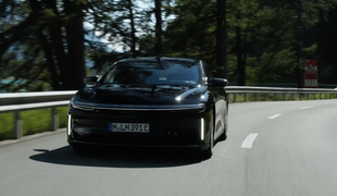 Rekord med Švico in Nemčijo: električni avtomobil je peljal 1.205 kilometrov