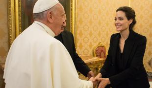 Angelina Jolie in papež Frančišek skupaj v kinu (video)