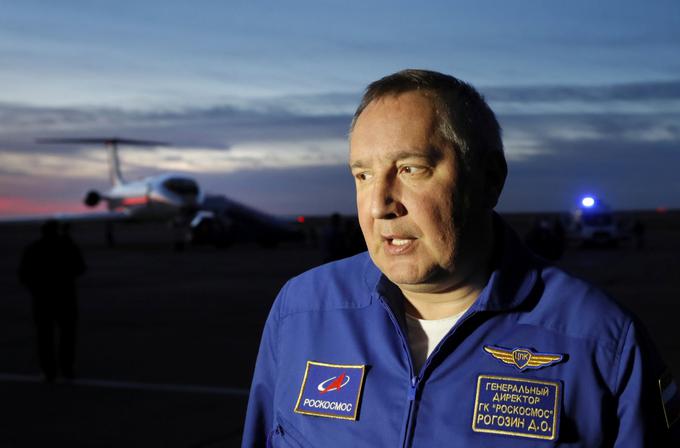 Tudi Dmitri Rogozin, prvi mož ruske vesoljske agencije Roskozmos, je septembra, po razkritju, da luknje v Sojuzu ni povzročil meteorit, temveč človek, javno povedal, da pri Roskozmosu za zdaj dopuščajo vse teorije, tudi tisto o morebitni sabotaži.  | Foto: Reuters