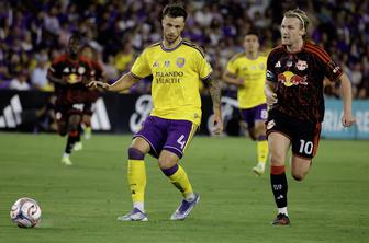 David Brekalo začel s porazom, Žan Kolmanič z remijem