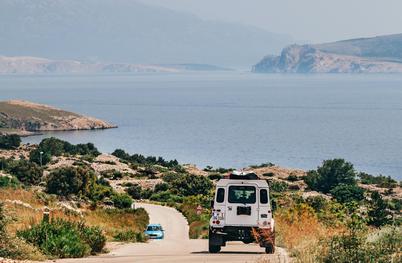 Adijo, dopustniški kaos! Z eno aplikacijo rešite parkiranje, vinjete, trajekte in Flixbus.