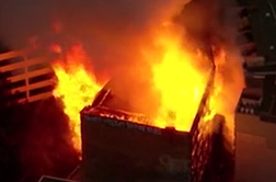 Grozljivi prizori iz Avstralije: obsežen požar zajel sedemnadstropno stavbo #video