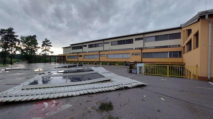 Močan veter je odkril streho Osnovne šole Šmarje pri Jelšah, na kateri so bile pritrjene tudi sončne celice. | Foto: Občina Šmarje pri Jelšah