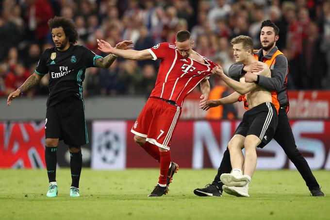 Eden izmed mladeničev je vidno nejevoljnega Francka Riberyja vlekel za dres. Francoz je bil že tako slabe volje, saj je Bayern zapravil lepo priložnost, da bi si priigral ugodno popotnico za povratno tekmo v Madridu ... | Foto: Guliverimage/Getty Images