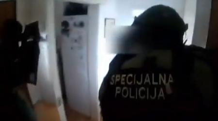 Hrvaški specialci vdrli v stanovanje osumljencev za umor #video