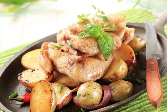 Praznična kuhinja: piščančje perutničke s krompirjem in zelenjavo