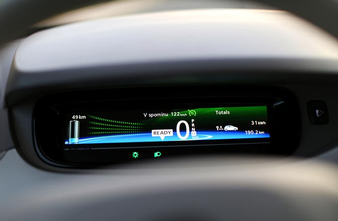 Minimalistična armaturna plošča. Količino preostale energije voznik razbere le prek preostalih kilometrov, ni pa mogoče nastaviti prikaza v odstotkih preostale energije v bateriji. | Foto: Gregor Pavšič