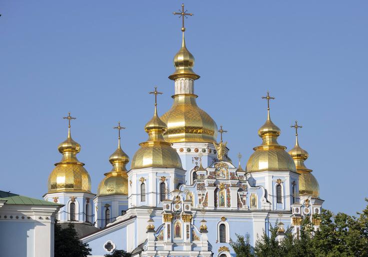 Kijev je bil v srednjem veku prestolnica Kijevske Rusije, ki pa je ne moremo enačiti s sodobno Rusijo, ampak je del skupne zgodovine vseh treh vzhodnoslovanskih narodov. Putin, ki v skladu z malorusko teorijo zanika obstoj ukrajinskega naroda (zanj so Ukrajinci le ena od treh vej ruskega naroda) in upravičenost obstoja ukrajinske države, si morda želi zasesti Kijev tudi zato, da bi se pred Rusi pokazal kot nekdo, ki je Rusiji vrnil "zibelko ruske državnosti".  | Foto: Guliverimage/Vladimir Fedorenko