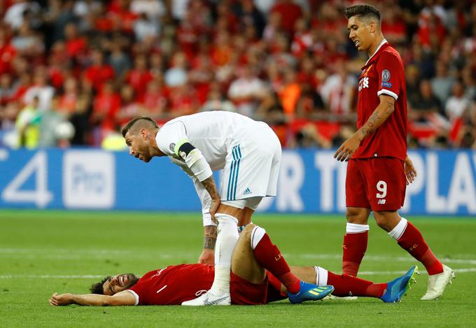 Največji zvezdnik Egipta in Liverpoola se je poškodoval v finalu lige prvakov. | Foto: Reuters