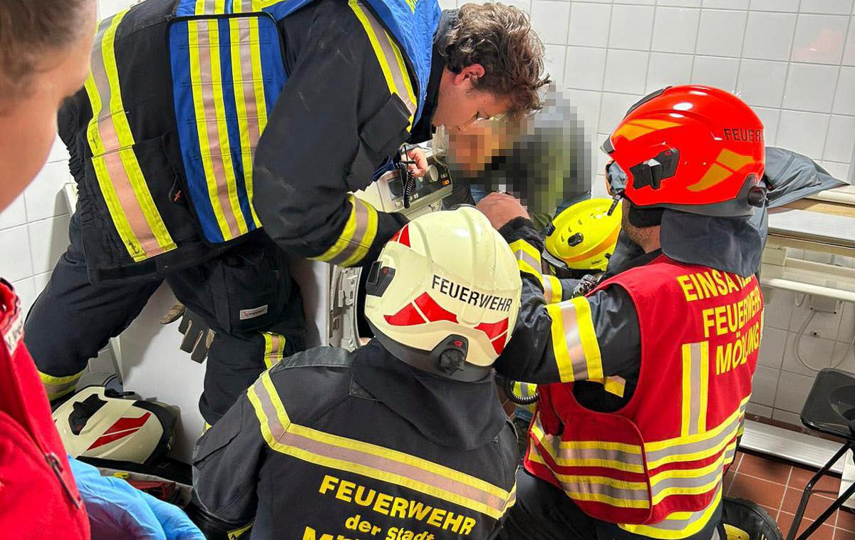 Reševanje deklice gasilci | Med reševanjem se je zdravstveno stanje 13-letnice poslabšalo.  | Foto FB/Freiwillige Feuerwehr der Stadt Mödling