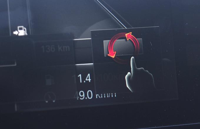 Upravljanje vozila z gestami po meri voznikov, ki želijo najnovejše digitalne sisteme. | Foto: Gregor Pavšič