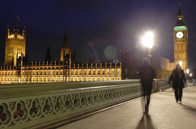 Zraven objave je nekdo pripisal vprašanje: "Big Ben?" Ta velik stolp z uro je v neposredni bližini Westminstrskega mostu (most na fotografiji).  | Foto: Reuters