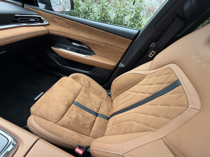 Odlično udobje in kakovostni materiali v notranjosti. | Foto: Gregor Pavšič