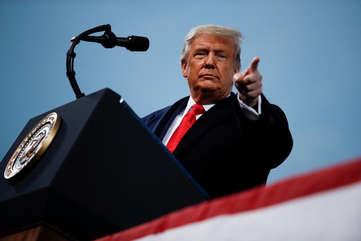 Trump je poskušal s tako imenovano operacijo warp čim prej priti do ameriškega cepiva proti novemu koronavirusu. Na njegovo smolo sta ameriški farmacevtski velikan Pfizer (ta sicer ni bil popolnoma vključen v operacijo warp) in nemško biotehnološko podjetje BioNTech šele po novembrskih predsedniških volitvah sporočila, da je njuno cepivo več kot 90-odstotno učinkovito. Pfizer-BioNTechu je istega meseca sledila še ameriška Moderna (s podobno učinkovitim cepivom), nato pa še Oxford in AstraZeneca z manj učinkovitim cepivom. | Foto: Reuters