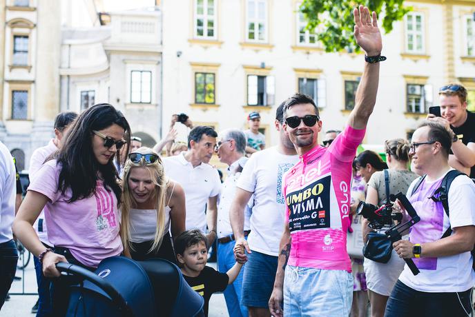 Roglič bo lov na roza majico začel v državi, kjer Giro še ni gostoval