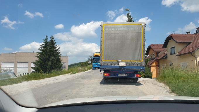 Kljub obvozu po Industrijski cesti, preozki nadvoz še vedno uporabljajo številni prevozniki. | Foto: Metka Prezelj