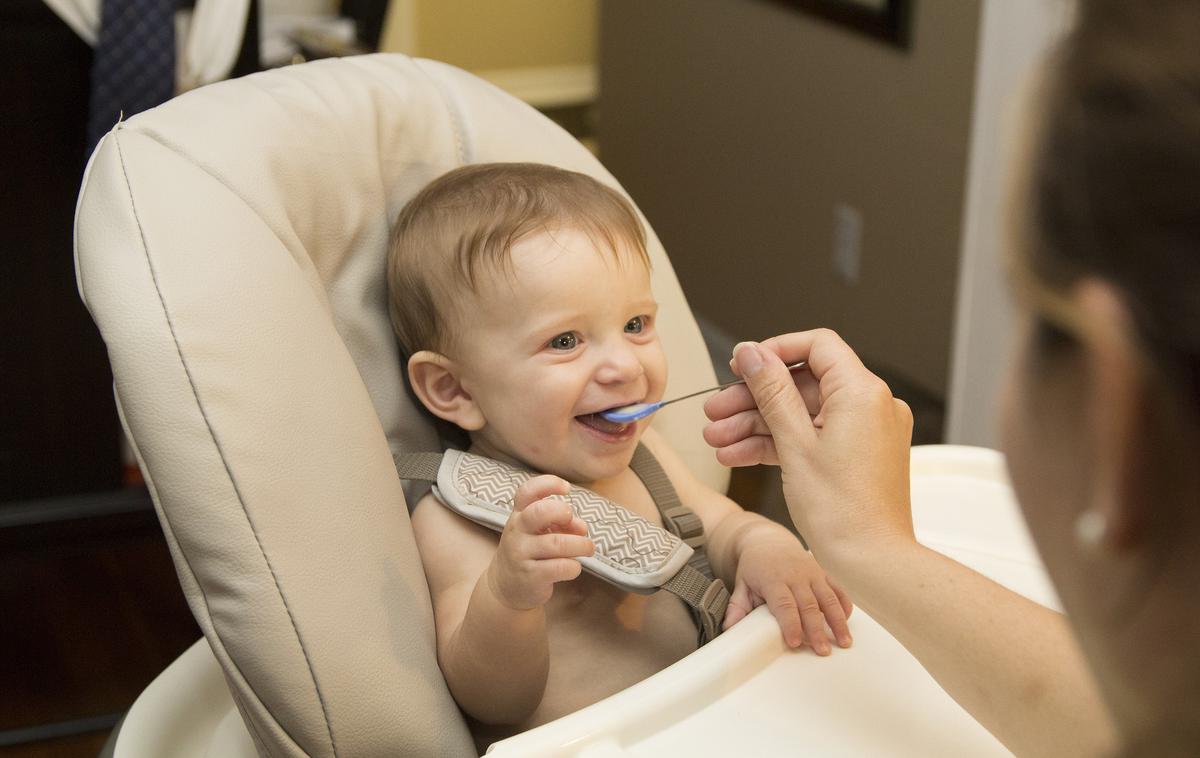 dojenček, hrana | Čezmeren vnos soli lahko pri dojenčkih in majhnih otrocih tako kot pri odraslih vodi do povišanega krvnega tlaka in zdravstvenih težav kasneje v življenju.  | Foto Pixabay