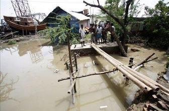 Število žrtev ciklona v Indiji in Bangladešu narašča