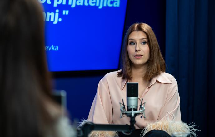 Eva Boto iskreno: Nekaj je biti pogodbeno vezan, drugo pa je biti last nekoga #video