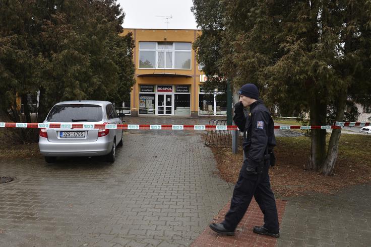 Češka policija je nekaj ur po tem, ko je uporabnik WhySoSadCZ objavil fotografijo protitankovske rakete, glede na pisanje lokalnega spletnega medija Lupa.cz izdala sporočilo za javnost, da o akciji bombnih tehnikov v podatkovnem centru v za zdaj še neimenovanem češkem mestu ne vedo še nič. A uporabnik WhySoSadCZ, ki na Redditu, kjer je prisoten že peto leto, sicer ne slovi ravno kot lažnivec, je zapisal tudi, da so oblasti vsem, ki so vedeli za odkrito bombo, zabičale kakršen koli stik z mediji. Mogoče je, da incident poskušajo prikriti, je ugibal. (Fotografija je simbolična) | Foto: Reuters