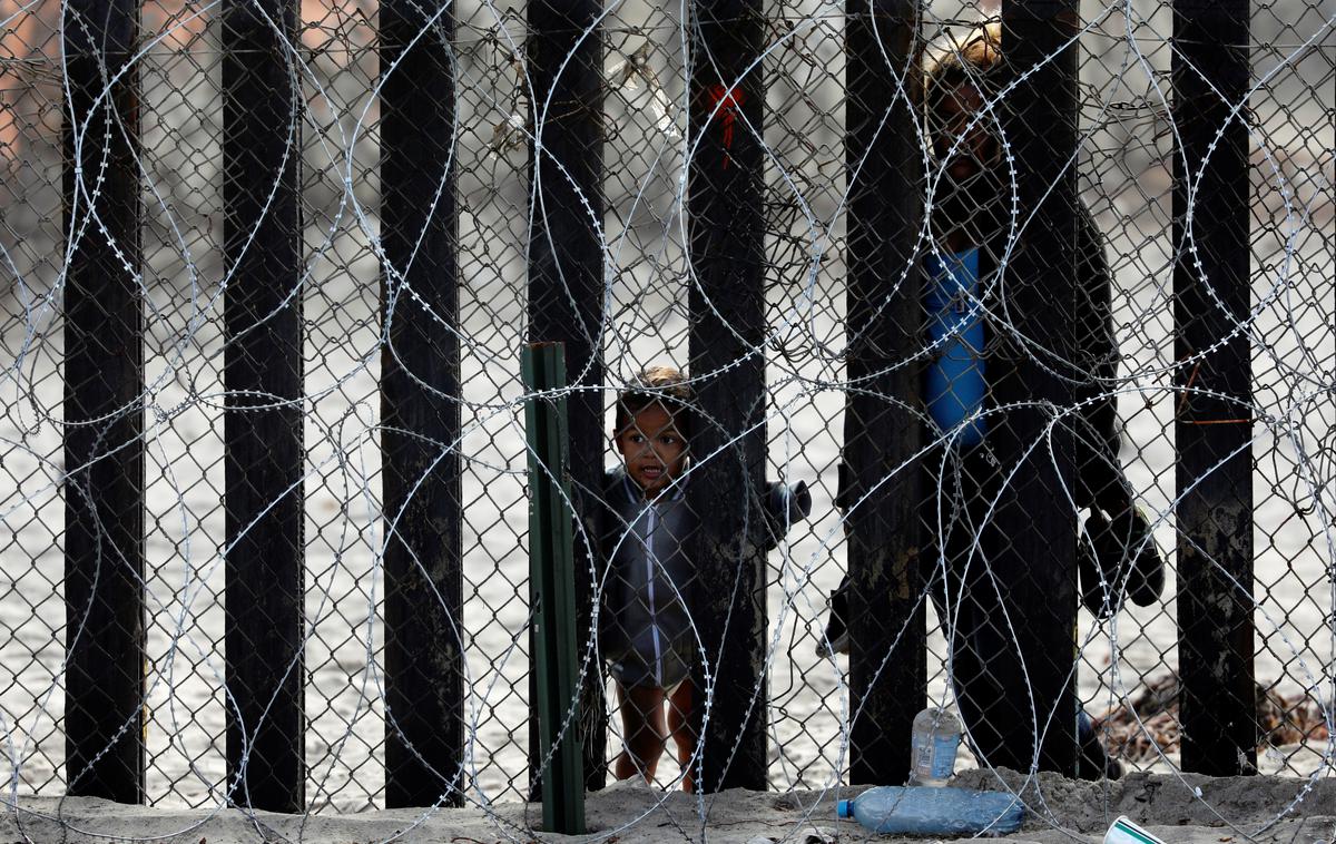 meja zda mehika migranti | Ženska in otrok na mehiško-ameriški meji v San Diegu v Kaliforniji. | Foto Reuters